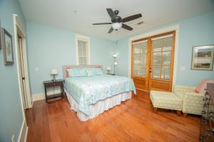 een slaapkamer met een bed en een plafondventilator bij Newly Listed - Spacious Condo with Private Balcony in Beaufort