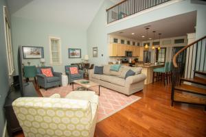 een woonkamer met een bank en stoelen en een keuken bij Newly Listed - Spacious Condo with Private Balcony in Beaufort