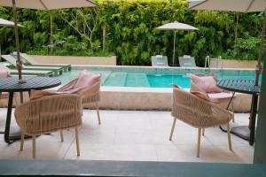 a swimming pool with tables and chairs and a swimming poolasteryasteryasteryasteryastery at HIGI HOTEL SÃO PAULO in Sao Paulo