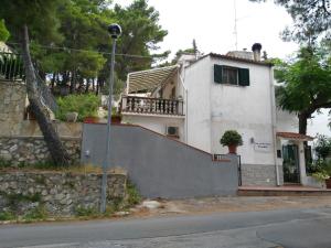 a white house with a fence in front of it at B&B Peschici Rooms in Peschici