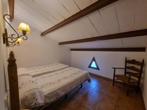 Postel nebo postele na pokoji v ubytování Posada el Camino Almonaster