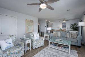 Posezení v ubytování Coastal Villa Retreat on Harbor Island - 2BR-2BA - Sleeps 6
