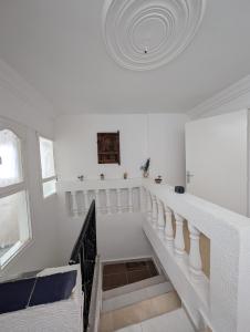 una escalera blanca con un techo blanco en sea view apartment with rooftop in Aourir, en Agadir
