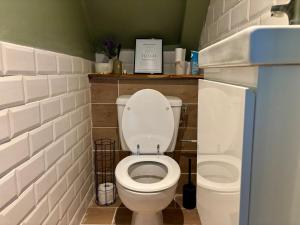 a bathroom with a white toilet and a sink at Charmant studio au calme, Stationnement gratuit in Saint-Denis