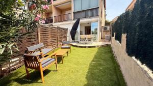 a small yard with chairs and a table and sidx sidx sidx at Studio avec jardin in Sanary-sur-Mer