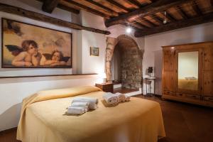 a bedroom with a bed with towels on it at Querceto Di Castellina in Castellina in Chianti +44 photos