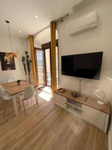 a living room with a flat screen tv on a wall at Rondabella Luxury Parking Gratis Centro in Ronda