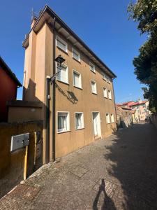a building with a shadow on the side of it at Calle Coppo appartamento nel centro storico - Agenzia Cocal in Caorle