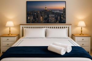 ein Schlafzimmer mit einem Bett mit zwei Handtüchern darauf in der Unterkunft St Andrews Apartments in Maidstone