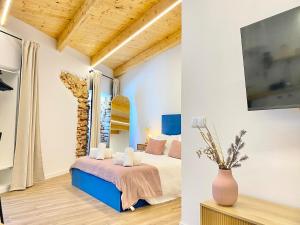 una camera da letto con un letto in una stanza di Flor-The Cozy apartment in Lagoa a Lagoa