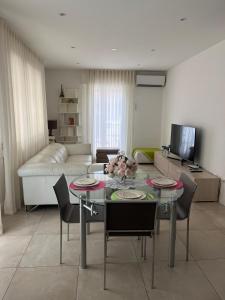 una sala de estar con una mesa y sillas en Ilary Home, en Venecia