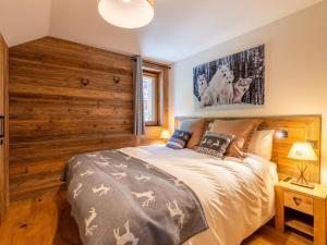 Un pat sau paturi într-o cameră la Bel appartement montagnard 3 chambres pour 6 avec parking au centre de La Clusaz - FR-1-459-245