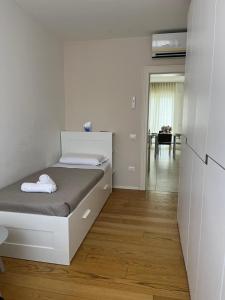 1 dormitorio blanco con 1 cama y comedor en Ilary Home, en Venecia