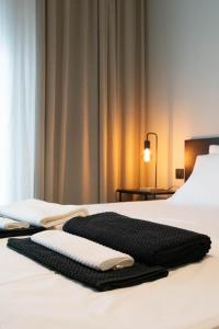 two towels on a bed in a hotel room at KERÉ Living in Keramotí