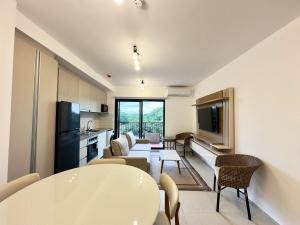 a kitchen and living room with a table and chairs at Apartamento en Luque cerca de Asunción 110 in Luque