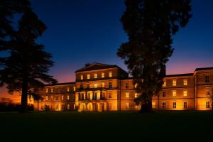 ein großes Gebäude mit Lichtern in der Nacht in der Unterkunft St Andrews Apartments in Maidstone