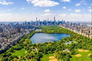 ジャージー・シティーにある3BR - Parking Privado y WiFi Rápido Cerca MetLifeの大都市の空中の湖