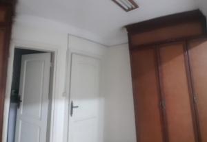 Habitación con armario y puerta. en Elread dreem, en Alejandría