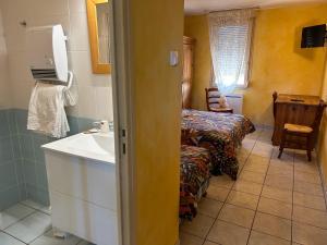 Ένα ή περισσότερα κρεβάτια σε δωμάτιο στο Abel Hôtel +142 φωτογραφίες