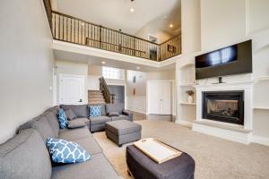 Khu vực ghế ngồi tại Backyard Oasis with Outdoor Kitchen! Moses Lake Home