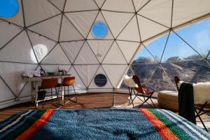 una stanza con una tenda con tavolo e sedie di Splitrock - Crown View Dome a Fallbrook