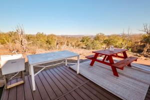 un tavolo da picnic e una panca sul ponte di Splitrock - Crown View Dome a Fallbrook