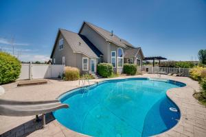 Hồ bơi trong/gần Backyard Oasis with Outdoor Kitchen! Moses Lake Home