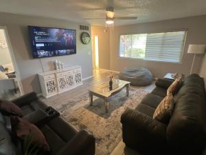 TV a/nebo společenská místnost v ubytování Beautiful Home & Pool