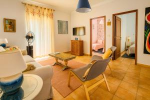 a living room with a couch and a table at Casa da Ti Bia in Setúbal