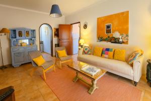 a living room with a couch and a table at Casa da Ti Bia in Setúbal