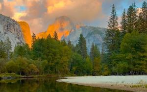 vista su una montagna con alberi e un lago di Yosemite Mountain Retreat a Oakhurst