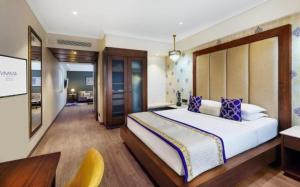 Ένα ή περισσότερα κρεβάτια σε δωμάτιο στο Vivanta Bengaluru Residency Road