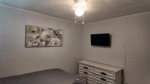 Μια τηλεόραση ή/και κέντρο ψυχαγωγίας στο Beautiful 2BD Apt Jamesway in West End Area!
