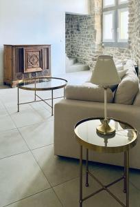 sala de estar con 2 mesas y sofá en Le Bastion, 15 guests, 5 suites, 5 baths, AC, en Pouzols-Minervois