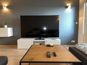 Μια τηλεόραση ή/και κέντρο ψυχαγωγίας στο Cosy apartment