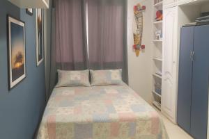 a small bedroom with a bed and a closet at COP30 Apartment In The Center in Belém