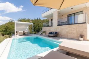 una piscina en el patio trasero de una casa en Villa Aquilla, en Tivat