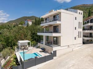 una imagen de una casa con piscina en Villa Aquilla, en Tivat