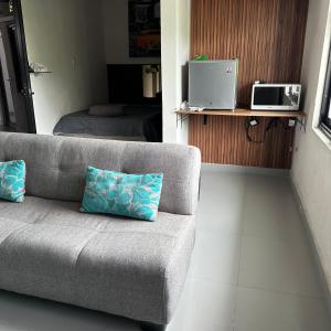 a living room with a couch and a bed at Amplia habitación privada a minutos de Fundidora in Monterrey