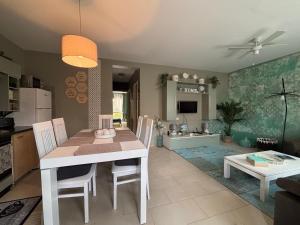 Μια τηλεόραση ή/και κέντρο ψυχαγωγίας στο Casa Paradise