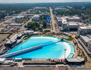 - une vue sur la grande piscine d'une ville dans l'établissement Loft in the Vibe #9 - 5 min walk to beach ocean, à Virginia Beach