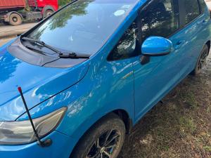 卡图纳耶克As Tours的停在街道边的蓝色汽车