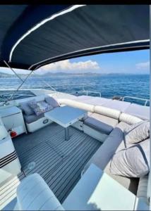コゴランにあるLocation bateau à quai LES MAMOURSのデッキにテーブルと椅子が備わるボート