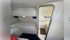コゴランにあるLocation bateau à quai LES MAMOURSのベッドと鏡のある小さな部屋