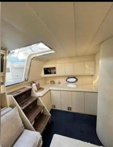 コゴランにあるLocation bateau à quai LES MAMOURSの小さなキッチン(シンク付)、窓