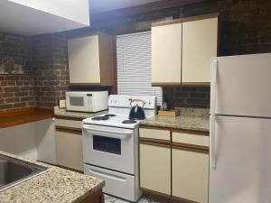 Afbeelding uit fotogalerij van Charming Garden on Waldburg in Savannah