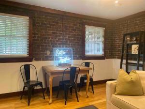 Afbeelding uit fotogalerij van Charming Garden on Waldburg in Savannah +9 foto's