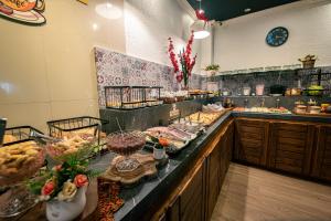 a buffet line with many different types of food at Hotel Rotorua inn Fortaleza - Beira Mar in Fortaleza