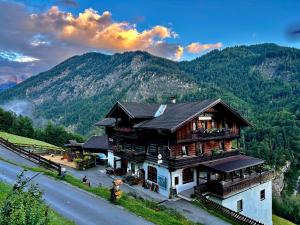 埃布斯Veitenhof im Kaisertal, nur nach 30 minütigem Spaziergang erreichbar, only after 30 minutes walk reachable的山路旁的房子