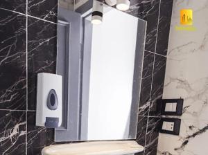 ミニヤーにあるIstanbul HOTEL Minyaの白いトイレと鏡のあるバスルーム